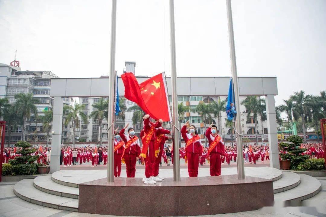 无限翻滚小球